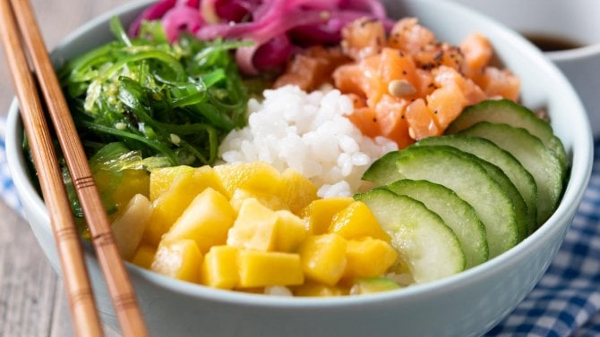 Poke bowl s lososem