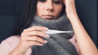 Náhledový obrázek - Příznaky covidu-19 se podobají nachlazení nebo chřipce. Nejčastěji se projevuje kašlem a horečkou