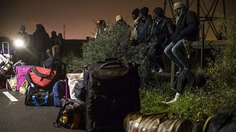 Náhledový obrázek - Uprchlický tábor v Calais se vyklízí. Opustilo ho už 1631 migrantů