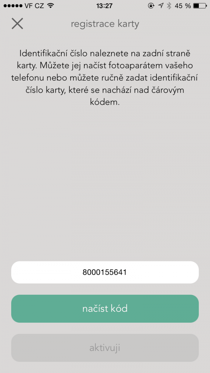 S mobilní aplikací spárujete plastovou kartu MasterCard. Buď ručně zadáte číslo z čárového kódu na zadní straně, nebo jej vyfotíte a karta se sama načte.