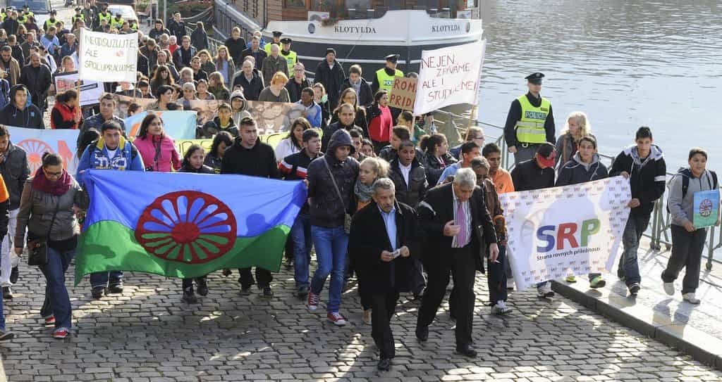 2012-06-prahou-proc5a1el-prvnc3ad-pochod-romskc3a9-hrdosti-roma-