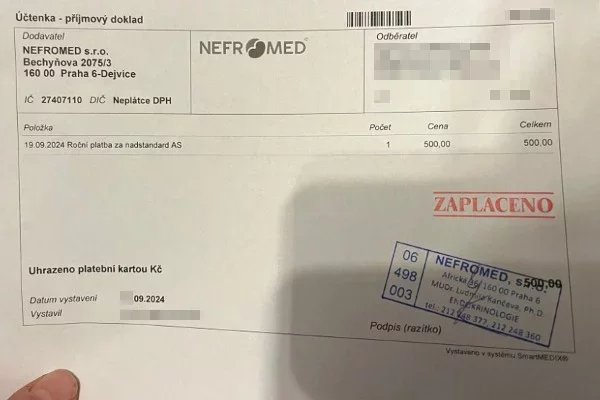 Účtenka čtenářky. Poplatek z obav, aby příště byla ošetřená, zaplatila. Na to, zda si nadstandard přeje, nebo ne, se jí nikdo před, ani po vyšetření neptal.