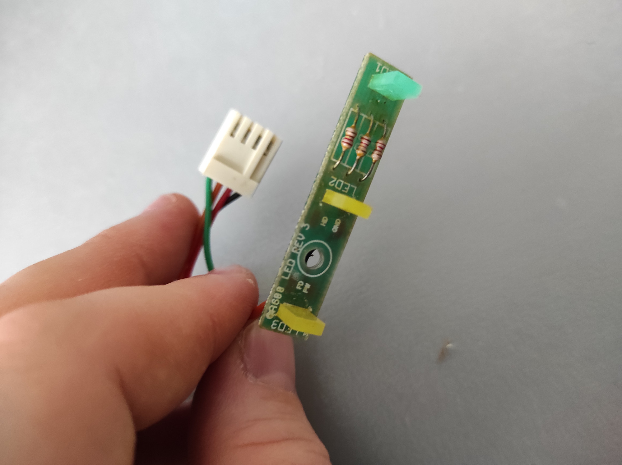 Deska s LE diodami indikace stavu (POWER/FDD/HDD). Červená pro HDD by slušela více.