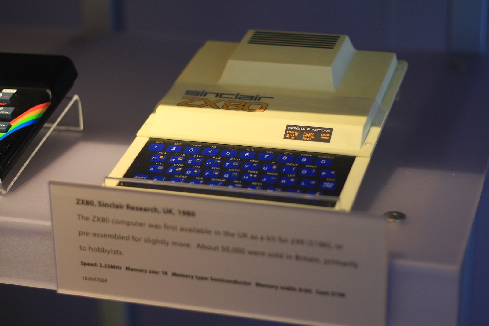 Bílý Sinclair ZX80 s membránovou klávesnicí v muzejní expozici.