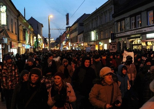 2013-02-demonstrace-proti-korupci-v-bratislavc49b-2.jpg
