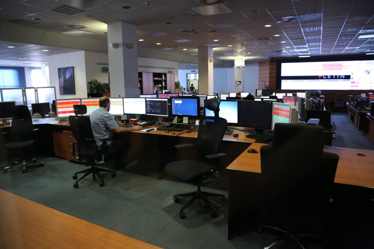 Dohledové centrum CETINu. Operátoři sledují výpadky v síti. A taky vývoj počasí - jednu z nejčastějších příčin poruch.