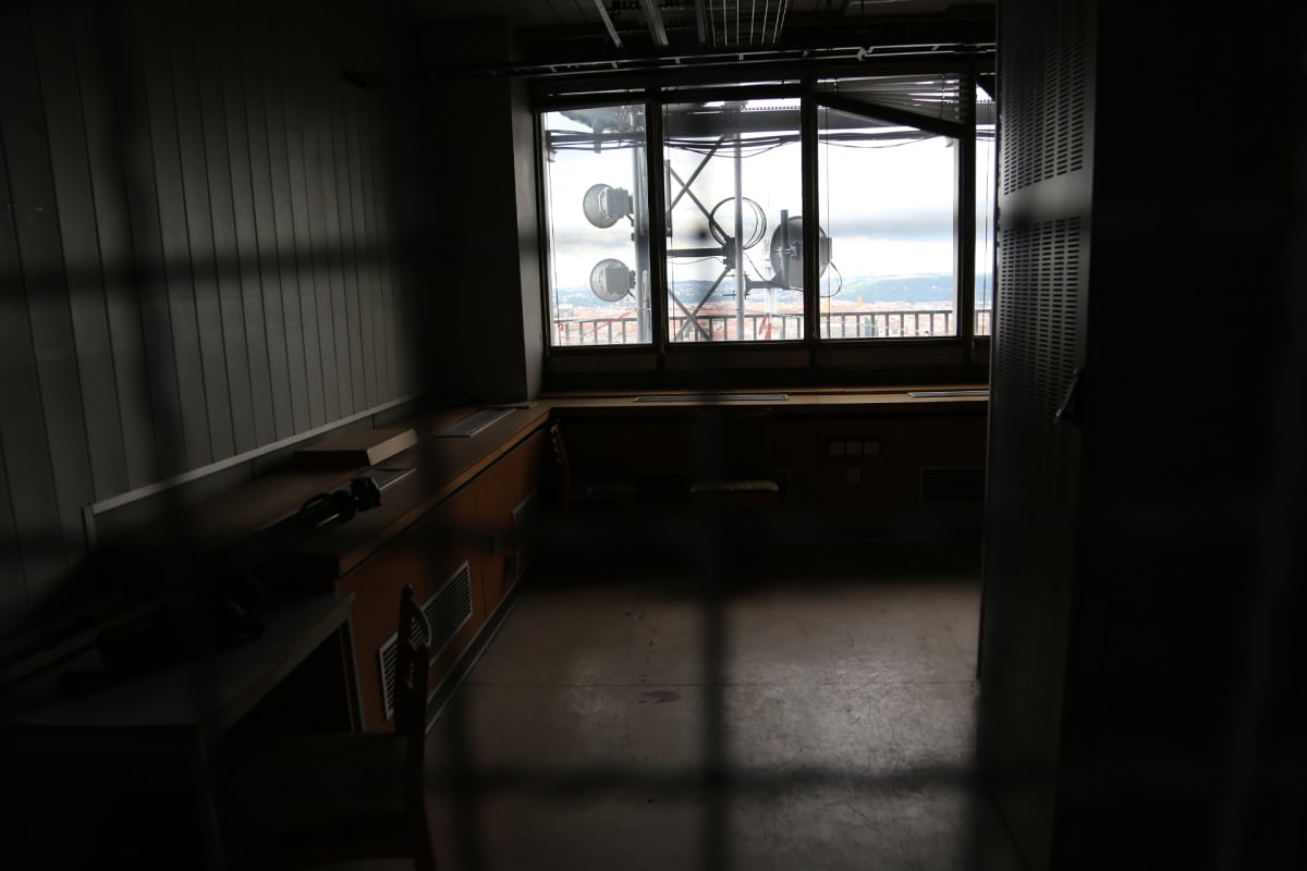 Střih. Výtahem jsme vyjeli do 17. patra a míříme na ochoz telekomunikační věže.