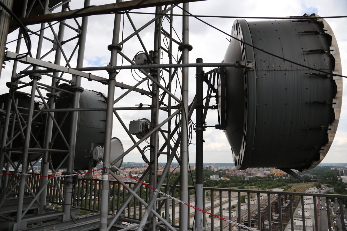 Většina obřích pojítek už zřejmě nefunguje, sundávat je dolů by ale bylo náročné a drahé - a tak tady prostě zůstávají.