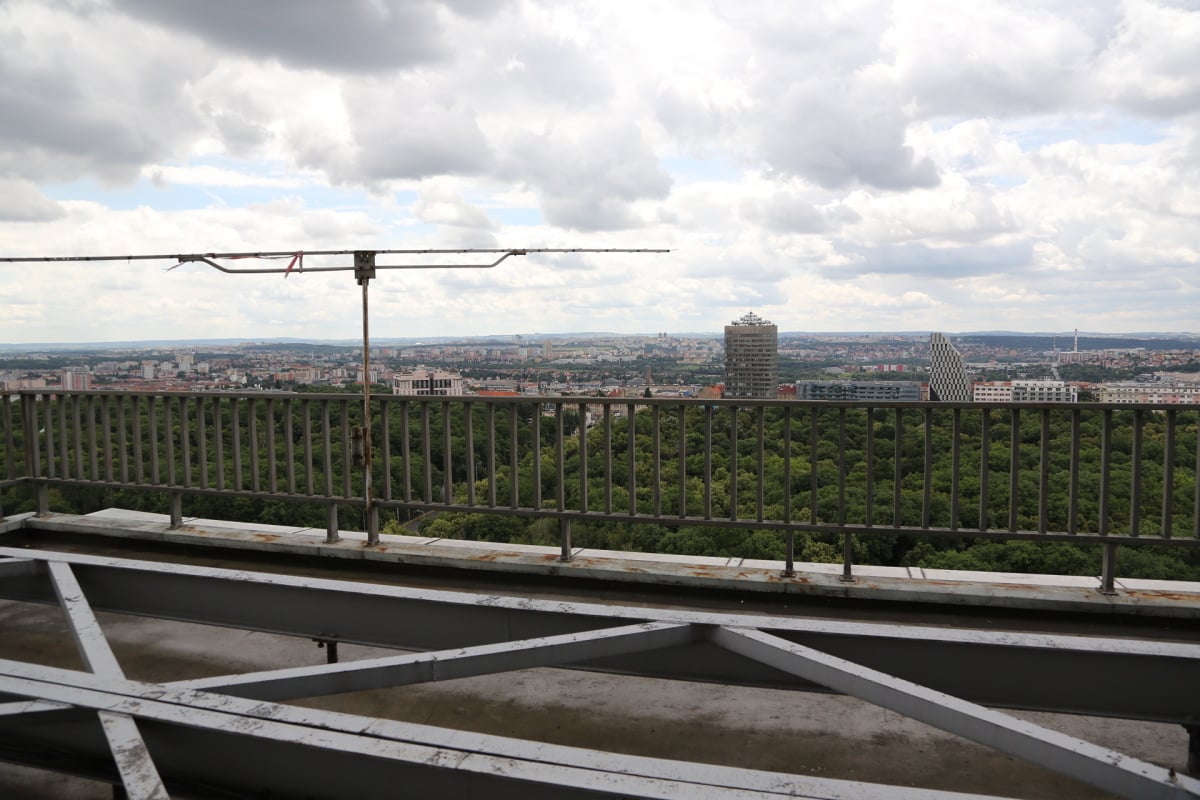 Z výšky asi 80 metrů nad zemí je skvělý výhled. Co s věží bude, až ji CETIN opustí, zatím vůbec není jasné.