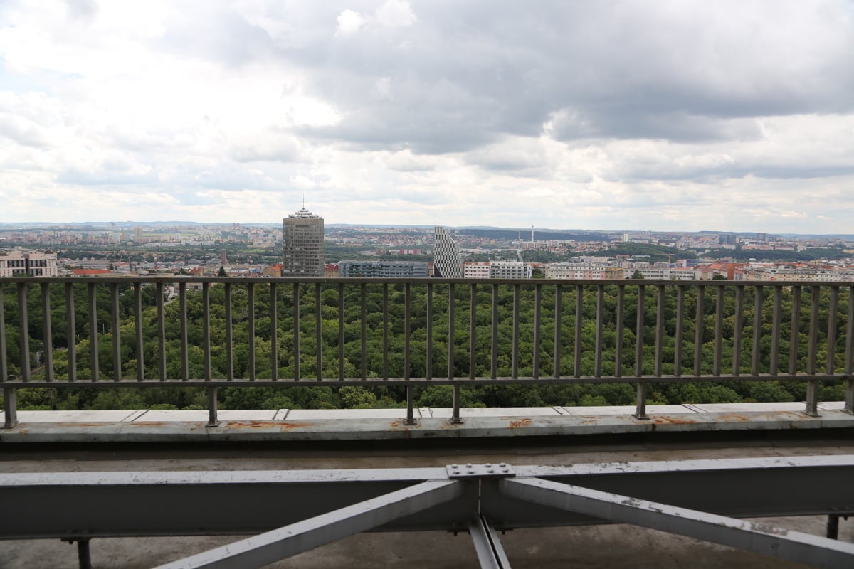 Z nejvyššího bodu Ústřední telekomunikační budovy se podíváme ještě do toho nejnižšího - kabelového kolektoru v podzemí. Ale to až příště.