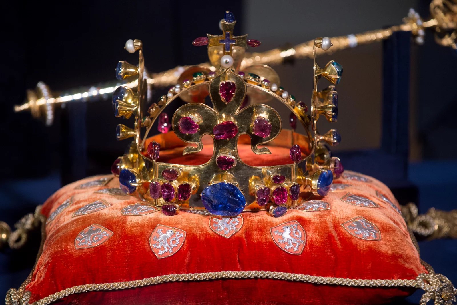 Svatováclavskou korunu si dal zhotovit Karel IV. ke své korunovaci v roce 1347.