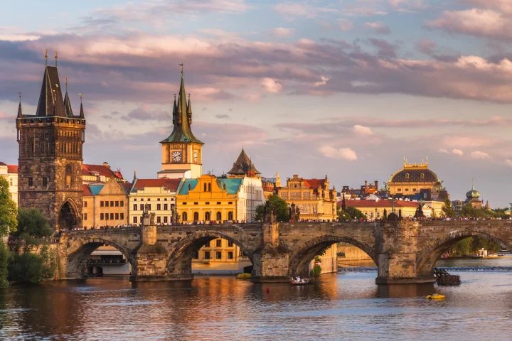 Jedním z nejviditelnějších symbolů je Karlův most. Jeho stavba začala v roce 1357 pod záštitou krále Karla IV. a byla dokončena v roce 1402.