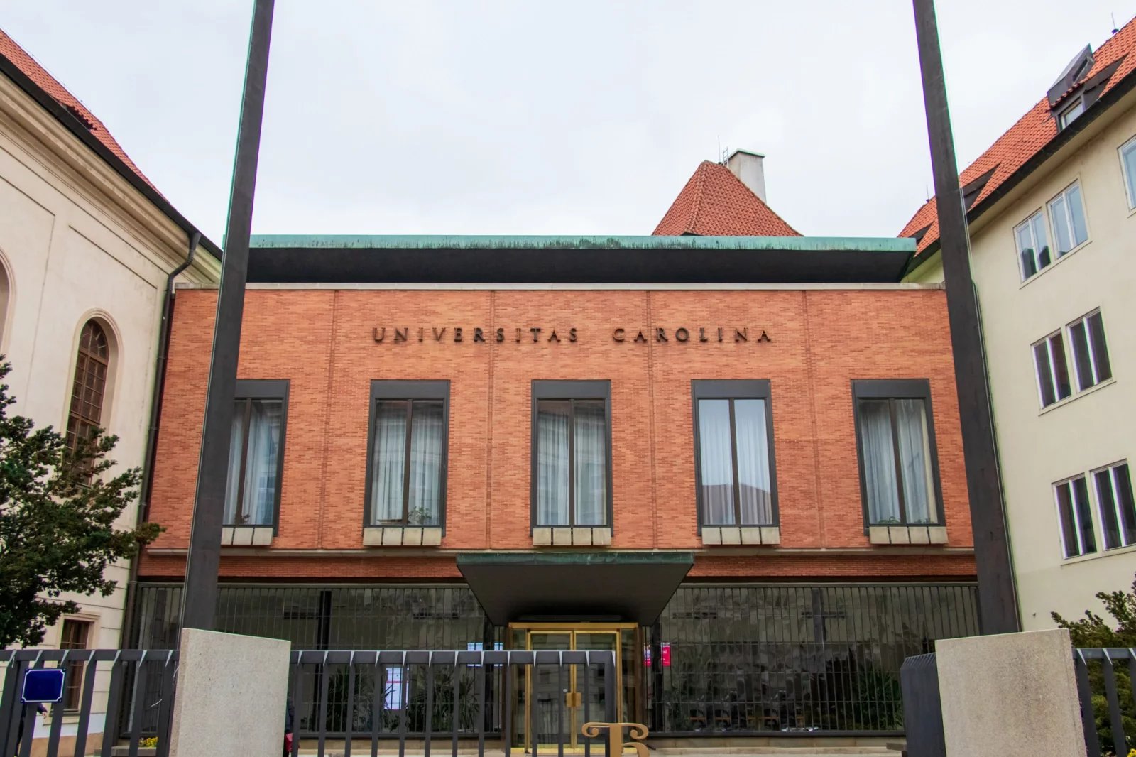 Pražskou univerzitu založil český a římský král Karel IV. listinou ze 7. dubna 1348.
