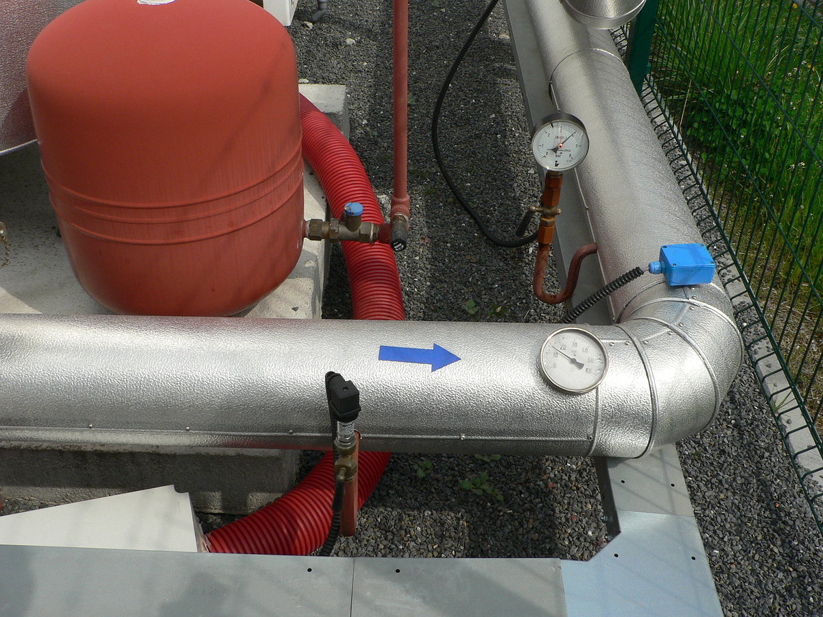 Ukazatele teploty a tlaku vstupní chladící kapaliny.