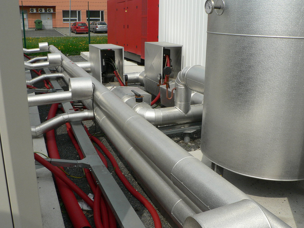 Čerpadla, trubky a ventily.