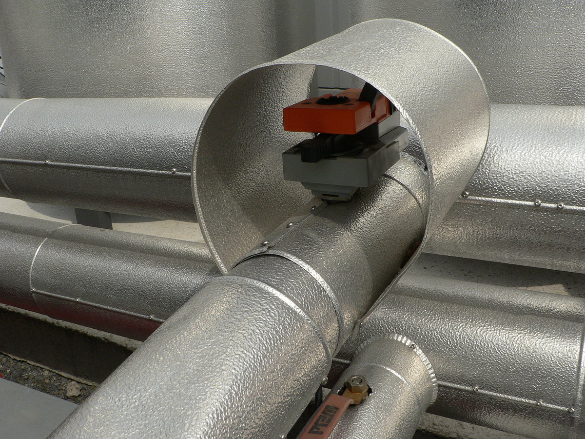 Motoricky ovládaný ventil pro regulaci průtoku k chladičům.