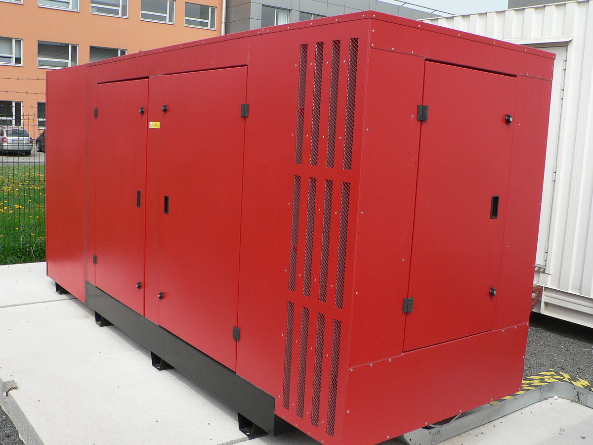 Malý kontejner s dieselovým agregátem.