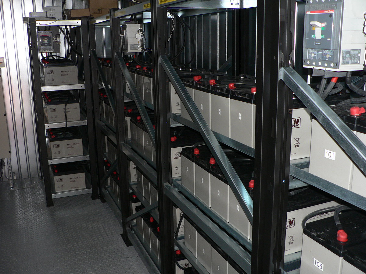 Externí baterie na policích.