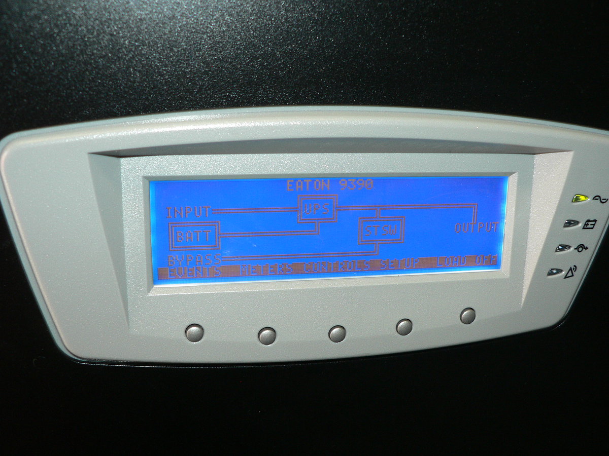 Informační a řídicí panel UPS.