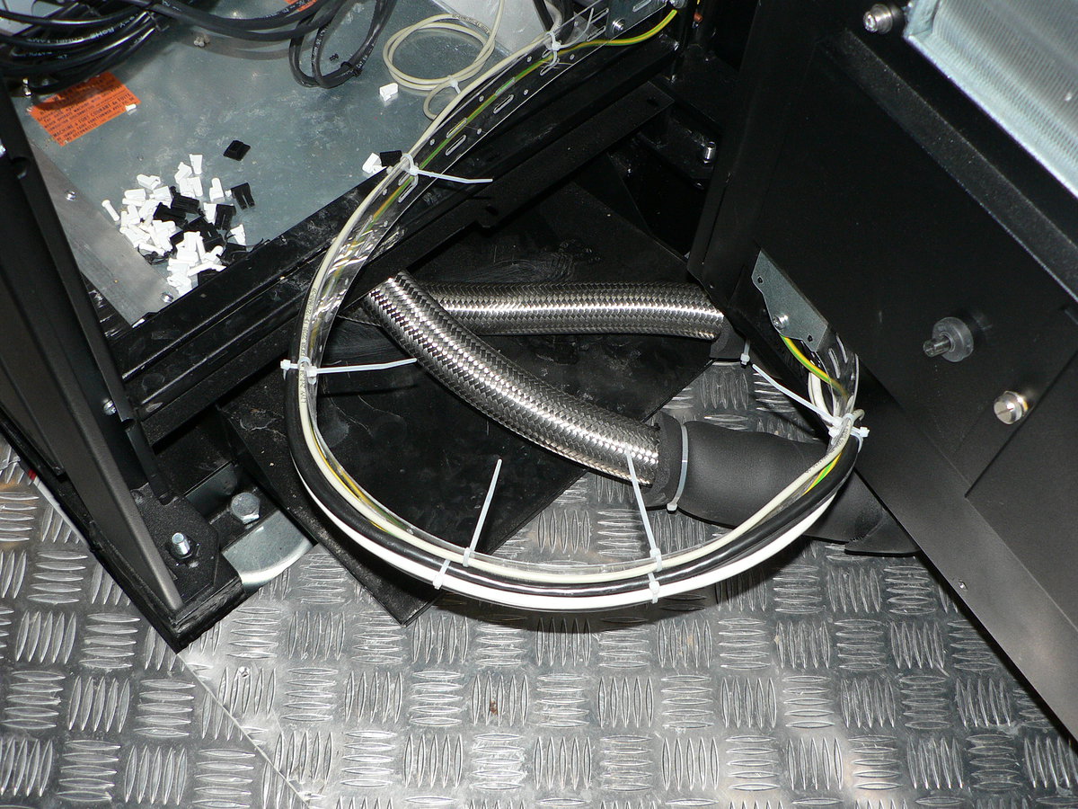 Flexibilní přívody do dveří.