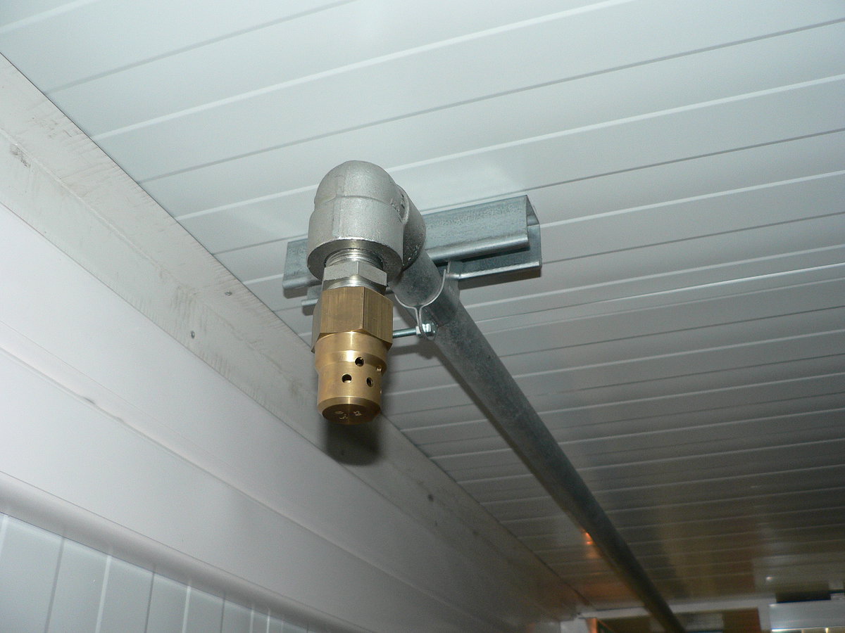 Tudy by vnikal hasicí plyn.