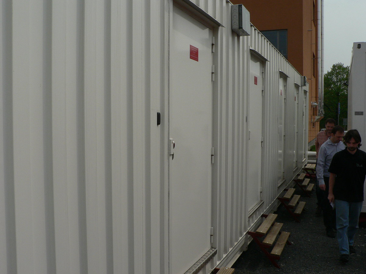 Všechny dveře vedou do jedné „místnosti“.