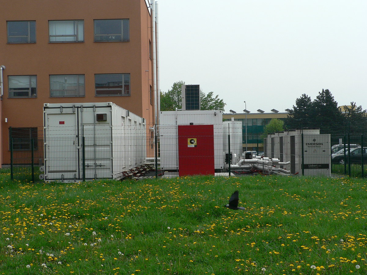 Oplocení, zámky, kamery a kolem krouží hlídač.