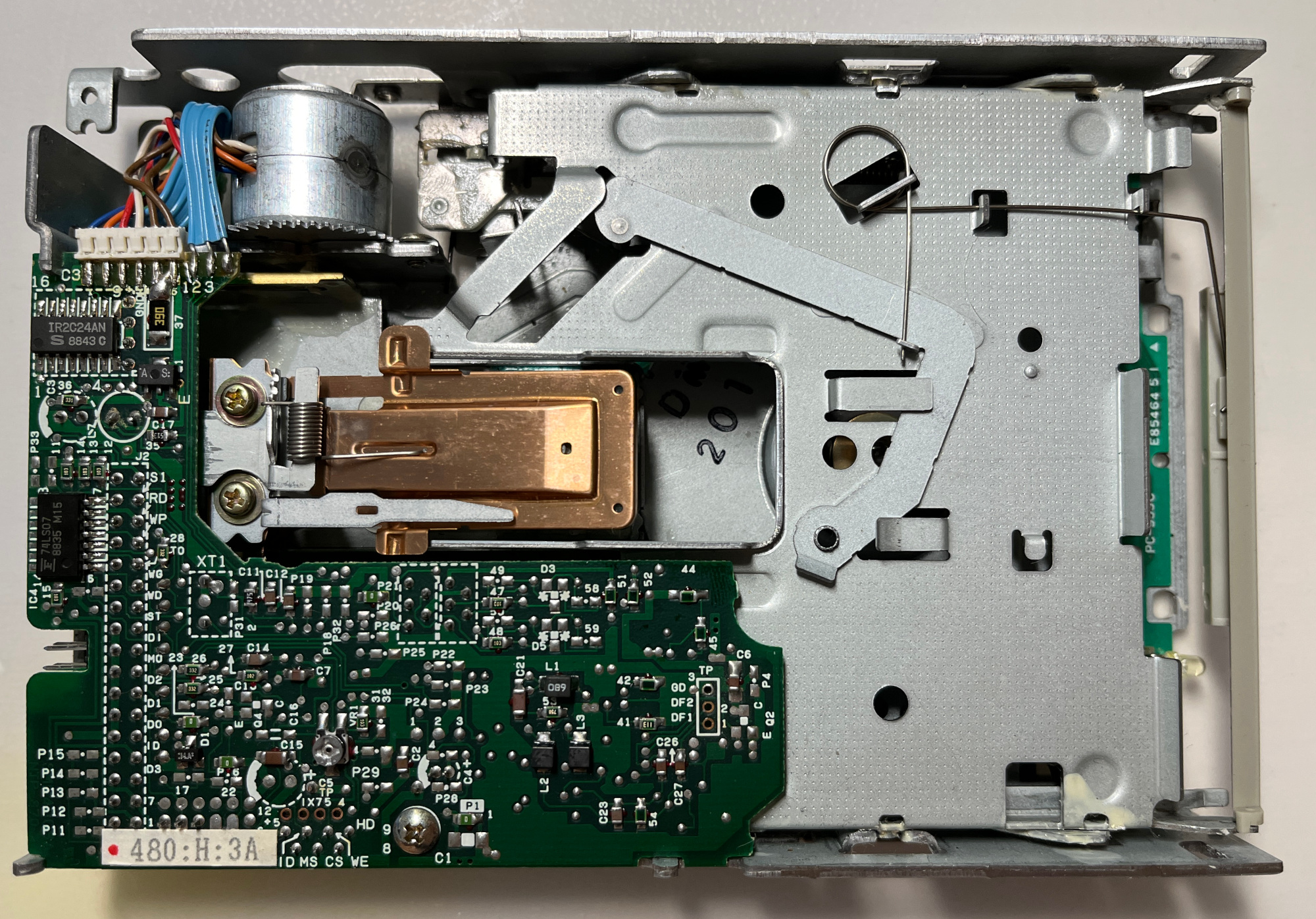 Detail mechaniky s odstraněným vrchním krytem.