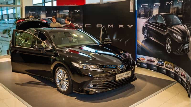 Toyota Camry má být lepší než Superb i Passat. Stojí 920 000 Kč