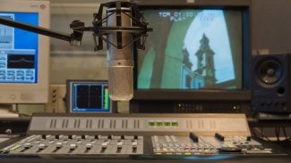 Mikrofon ve studiu pro dabování filmů