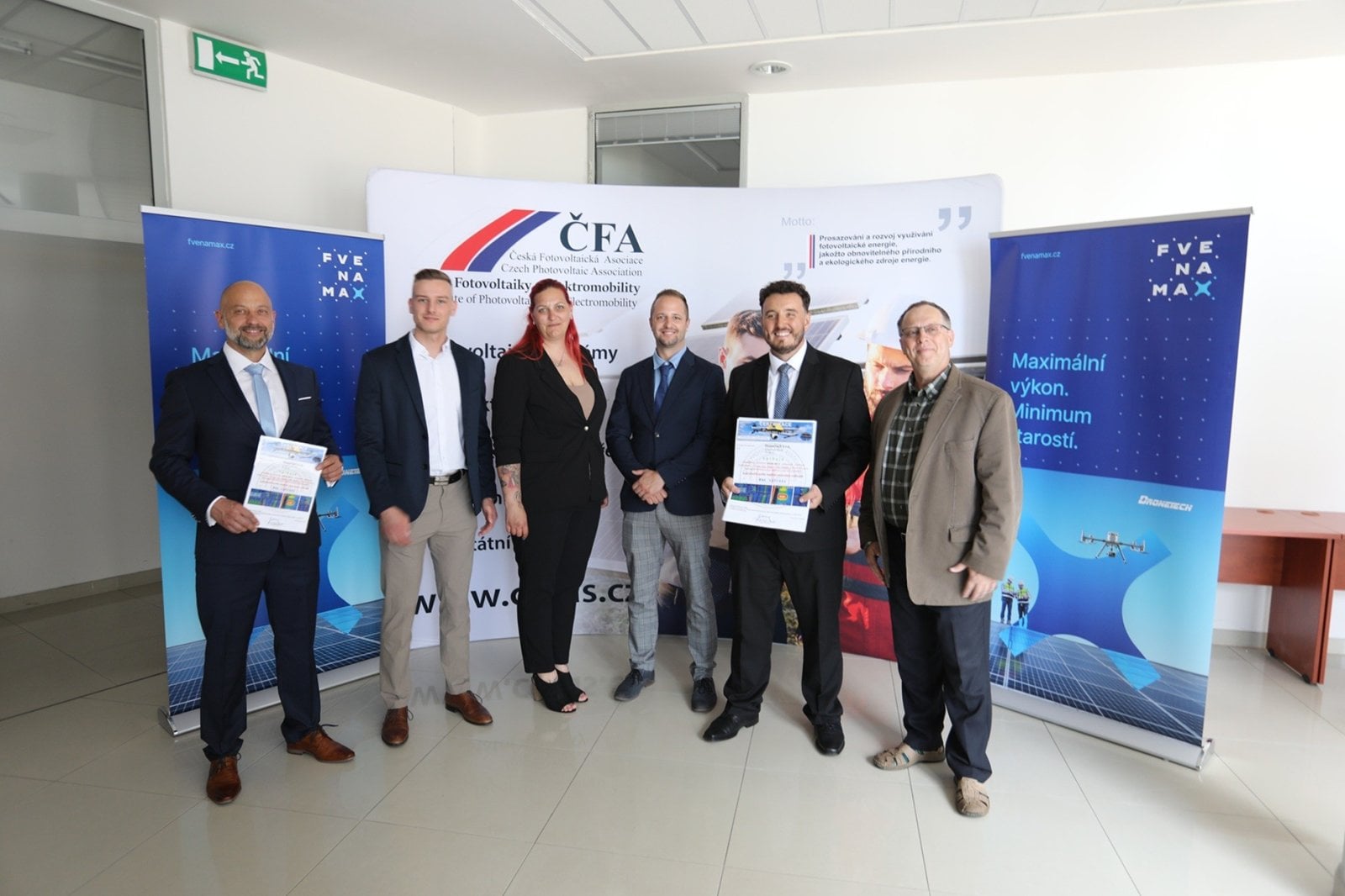 Ondřej Staněk z DroneTech při předávání certifikátu