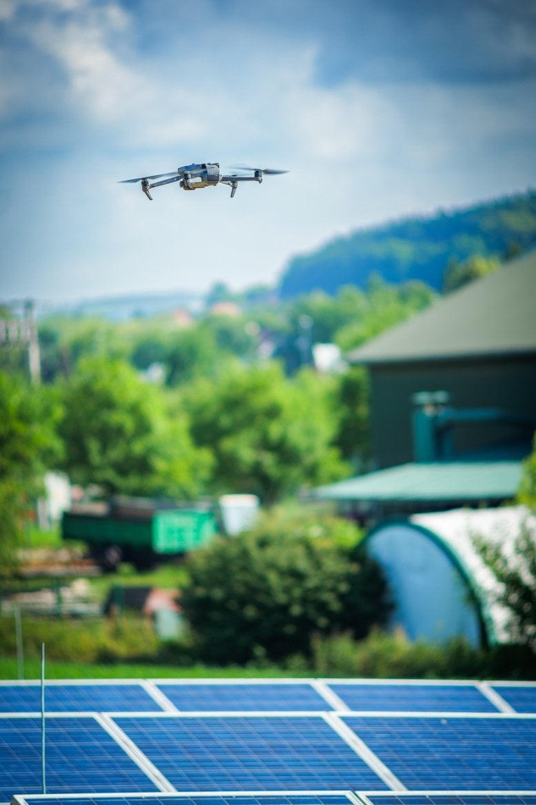 Dron od DroneTech letící nad fotovoltaikou