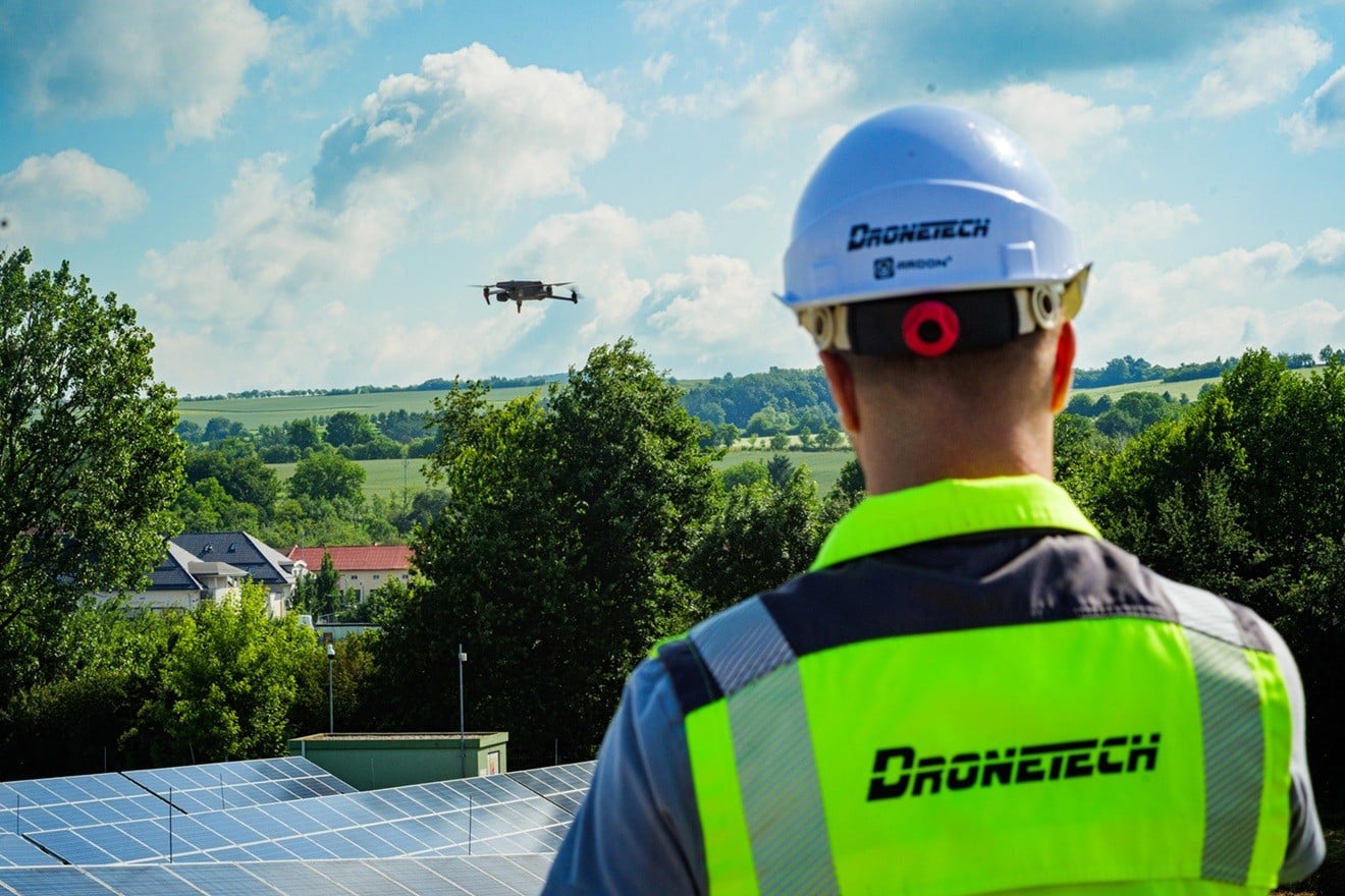 Pilot s dronem od DroneTechu