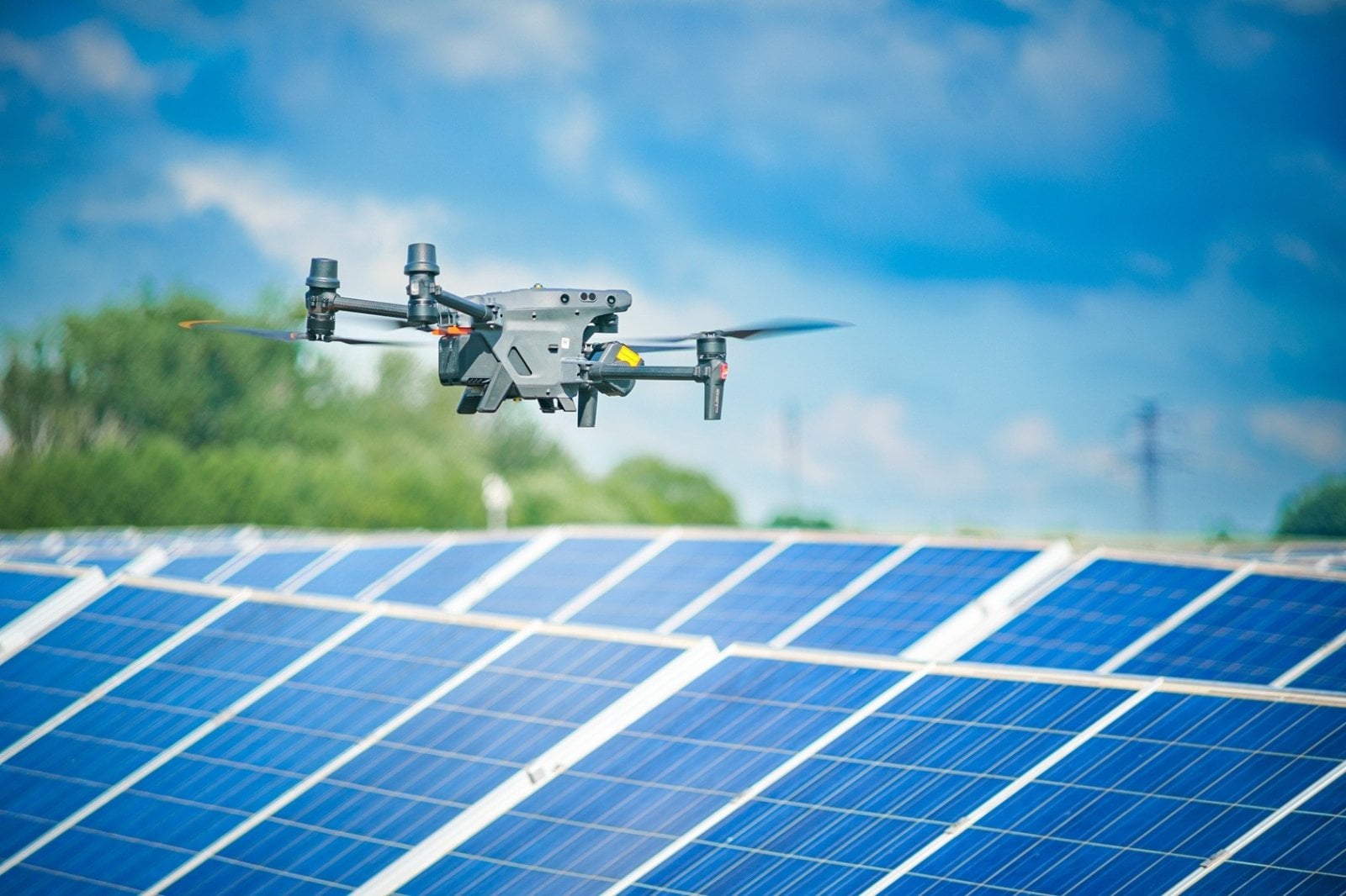 Dron od DroneTech nad fotovoltaikou