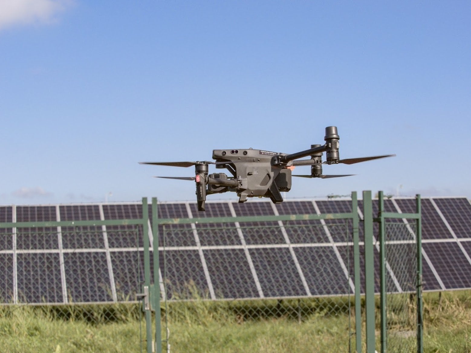 Dron od DroneTech nad fotovoltaikou