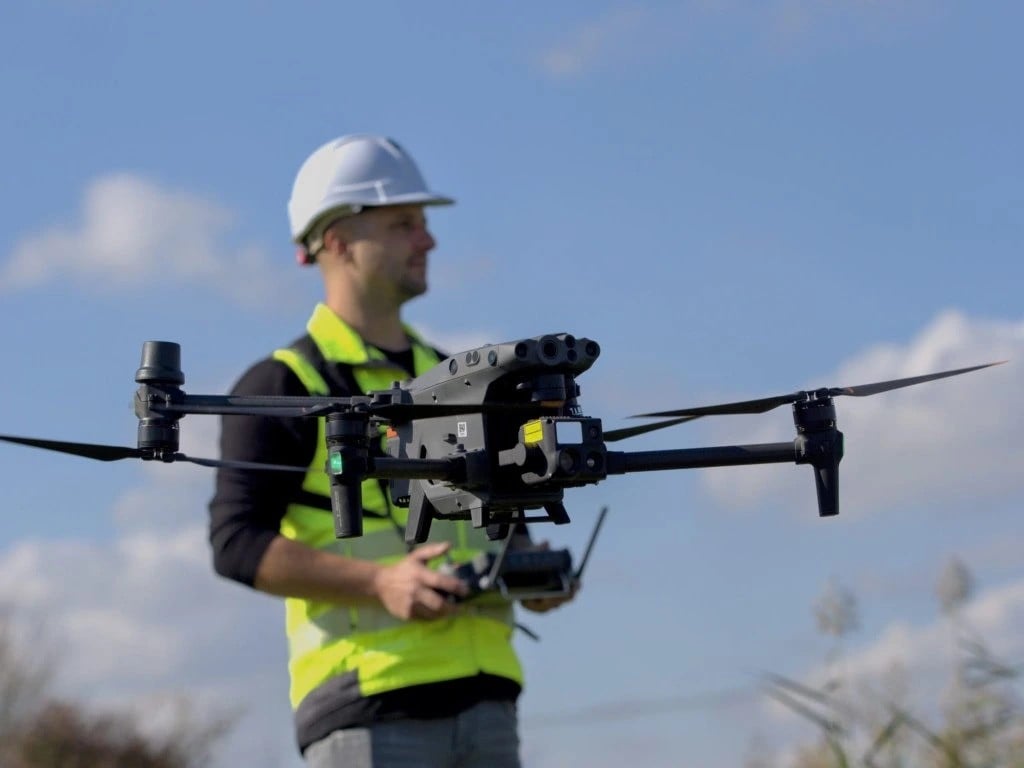 Pilot s dronem od DroneTechu