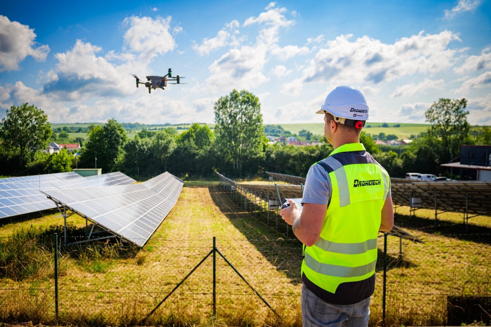 Pilot s dronem od DroneTechu