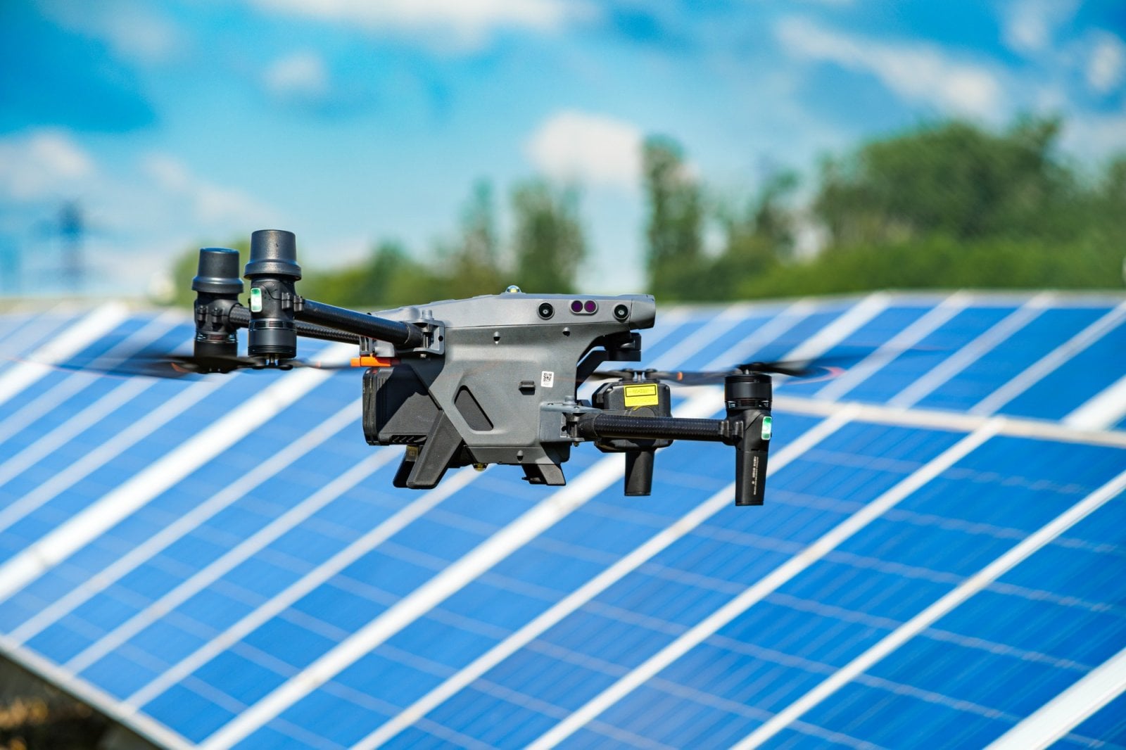 Dron nad fotovoltaikou od DroneTech