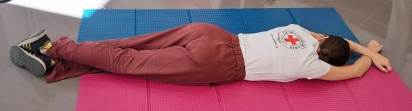 Jak otočit těžkého člověka na záda
