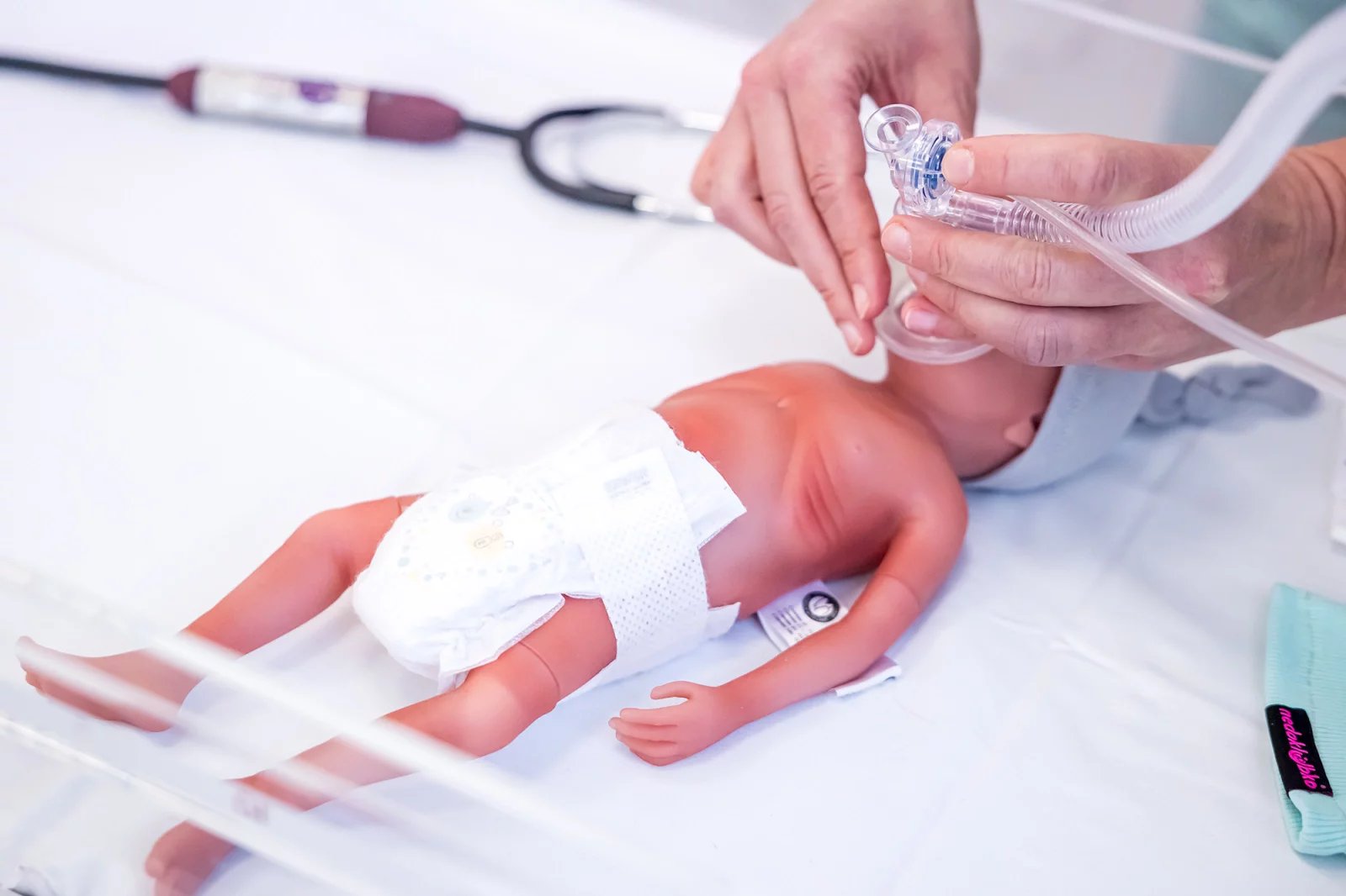 Paul měří 35 centimetrů a váží 1100 gramů, simuluje miminko narozené ve 27. týdnu těhotenství.