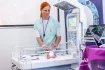 Simulátor je napojený na monitorovací systém, díky čemuž v reálném čase reaguje na zásahy neonatologů.