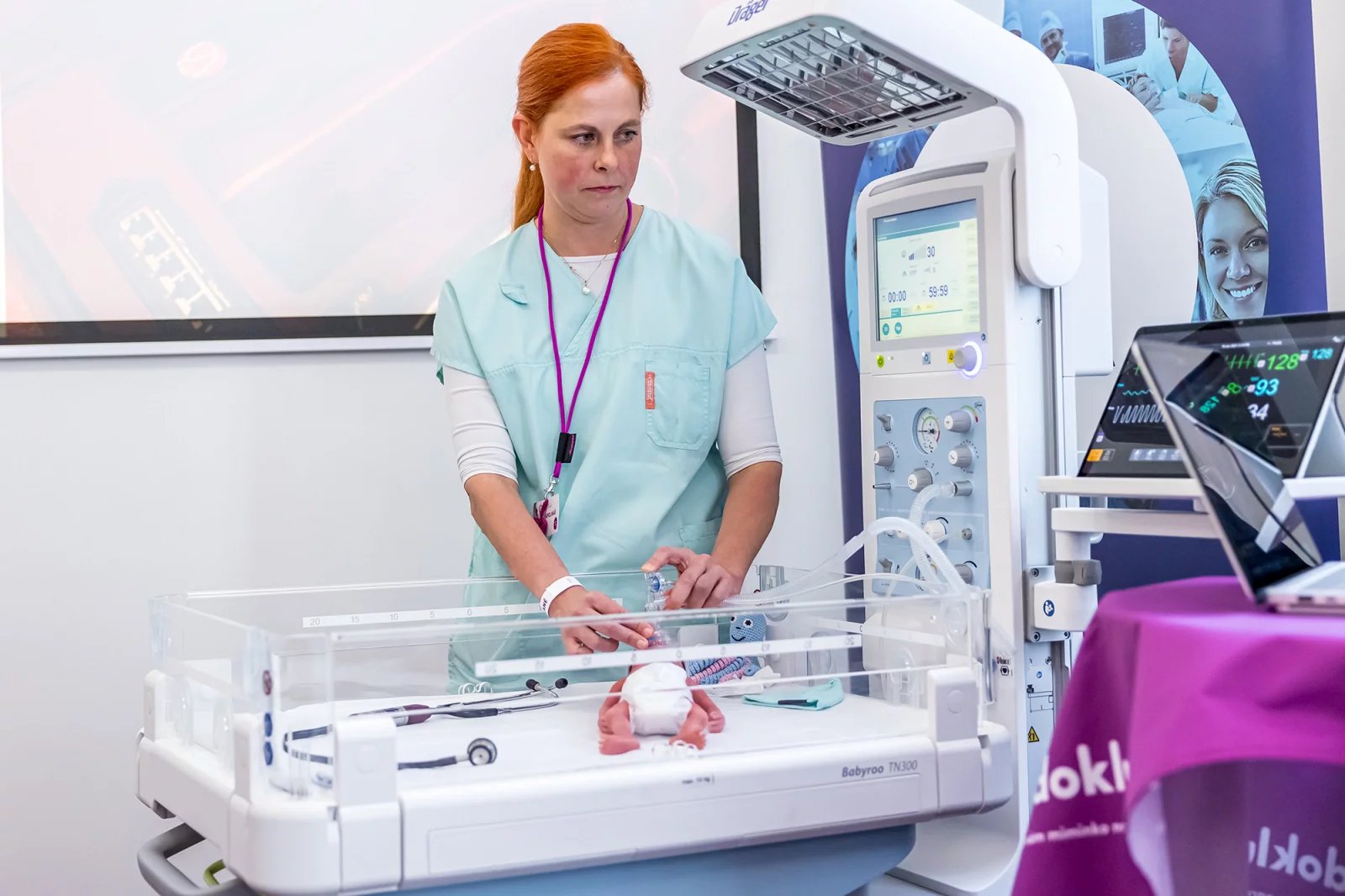 Simulátor je napojený na monitorovací systém, díky čemuž v reálném čase reaguje na zásahy neonatologů.