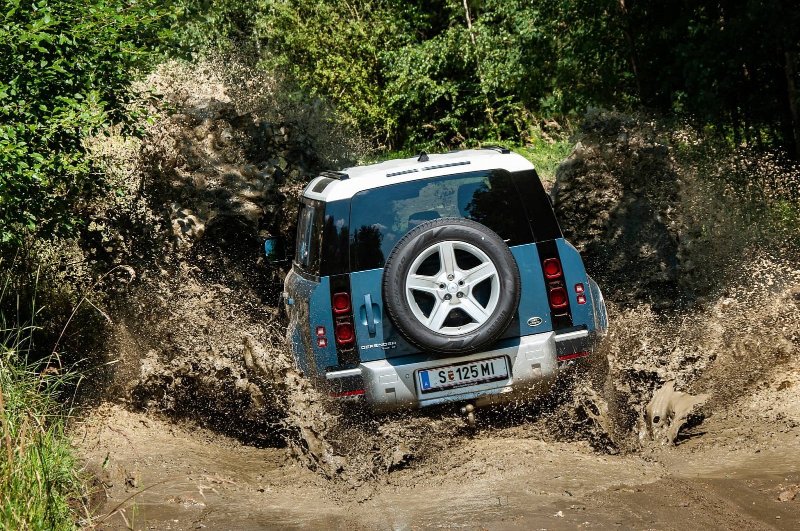 2020-10-lr-defender-v-terenu-16.jpg