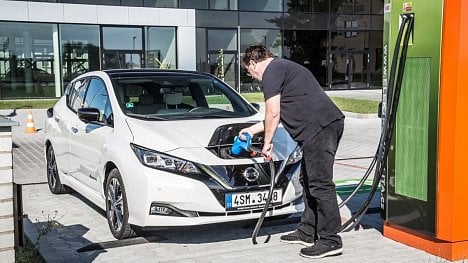 Vozový park se mění, ale nejčastější porucha zůstává. Téměř polovina všech zásahů asistenční služby má pořád jedinou příčinu