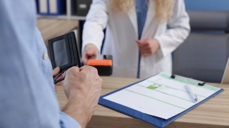 Otec u porodu, zrcátko u gynekologa, roční VIP program. Tyto poplatky lékaři neplaťte