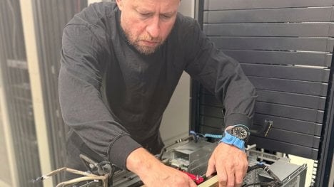Guvernér Michl namontoval grafické karty Nvidia. ČNB posílila počítač pro umělou inteligenci