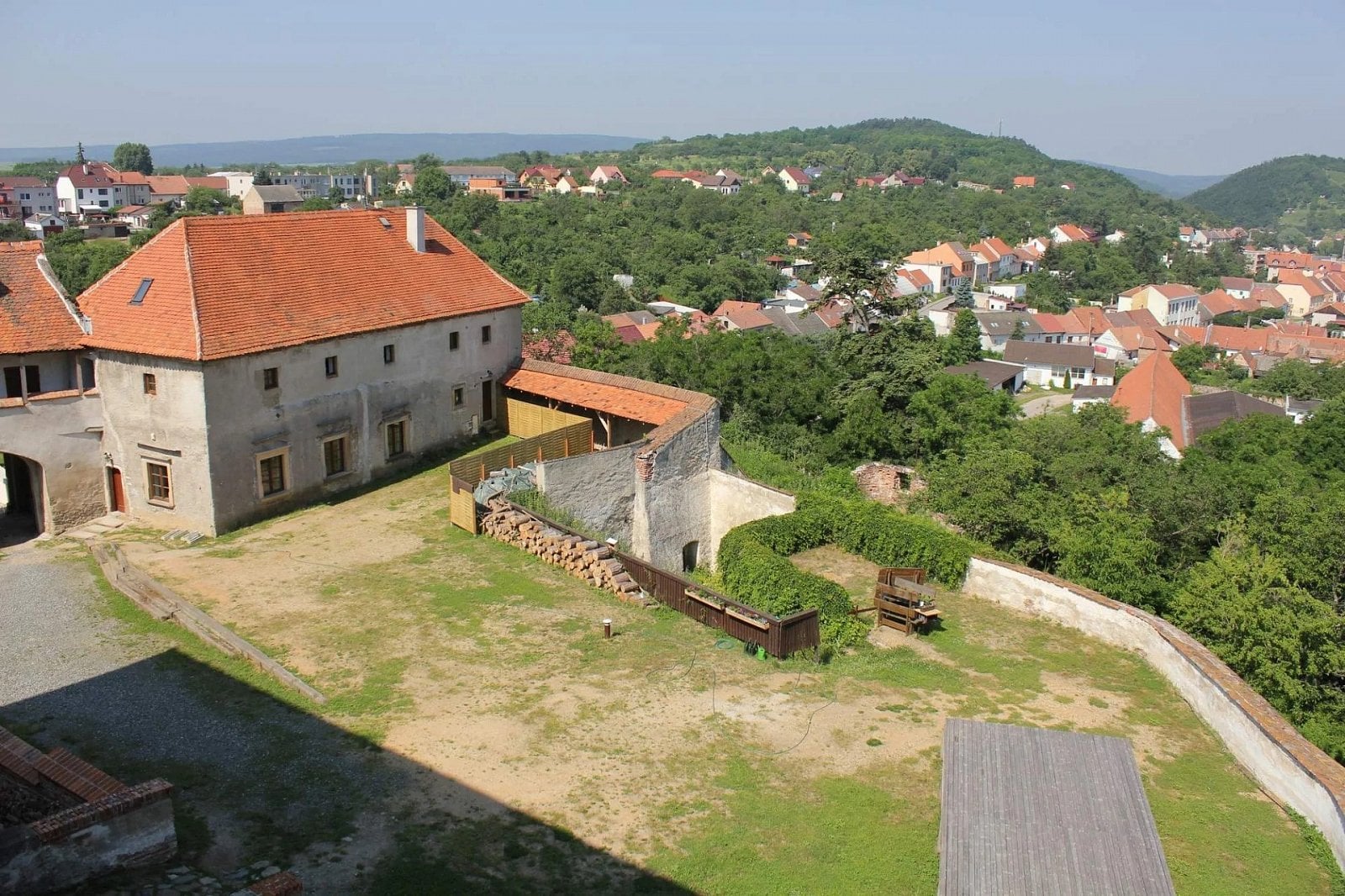 Hrad a zámek Dolní Kounice má velký areál