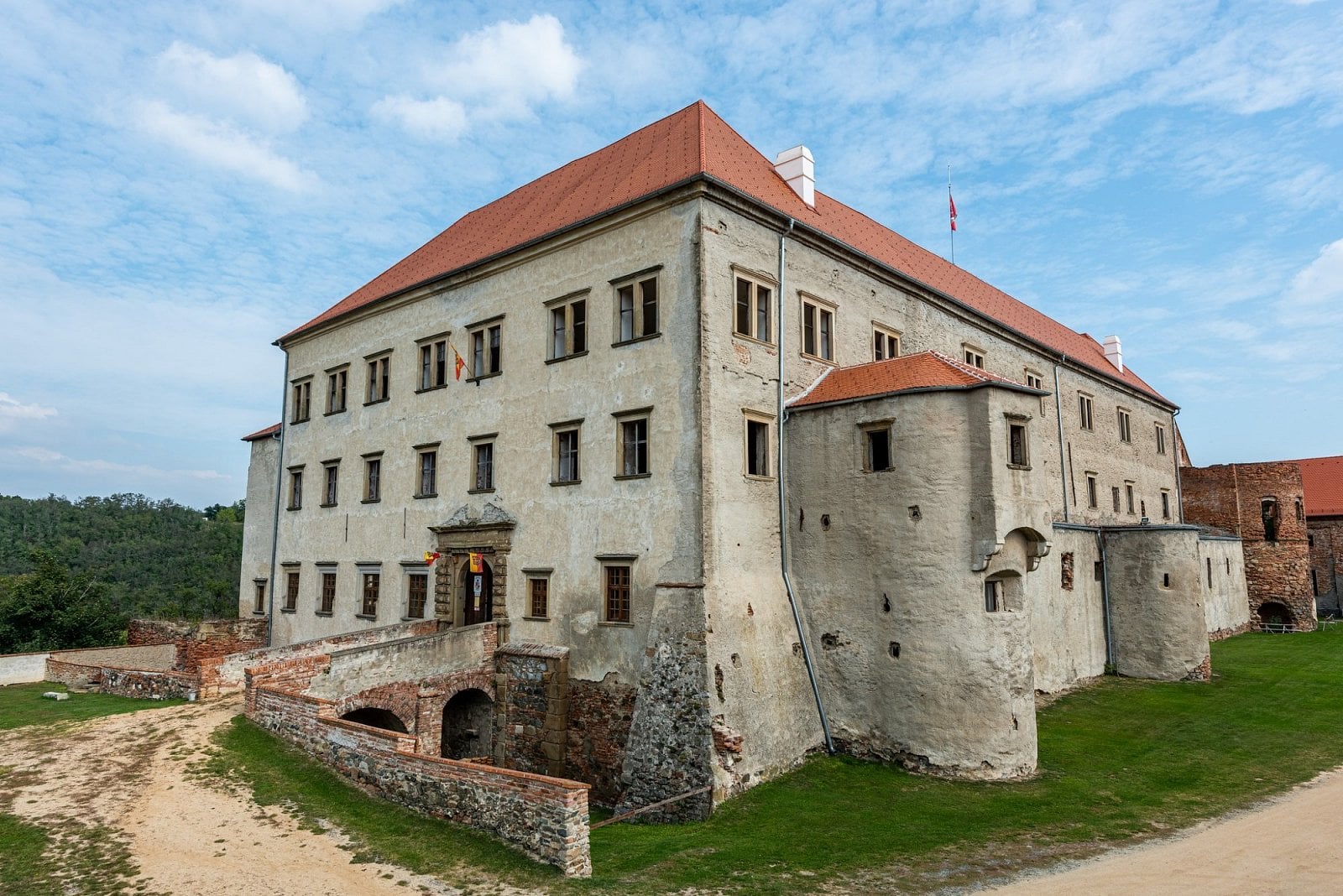 Hrad a zámek Dolní Kounice má velký areál