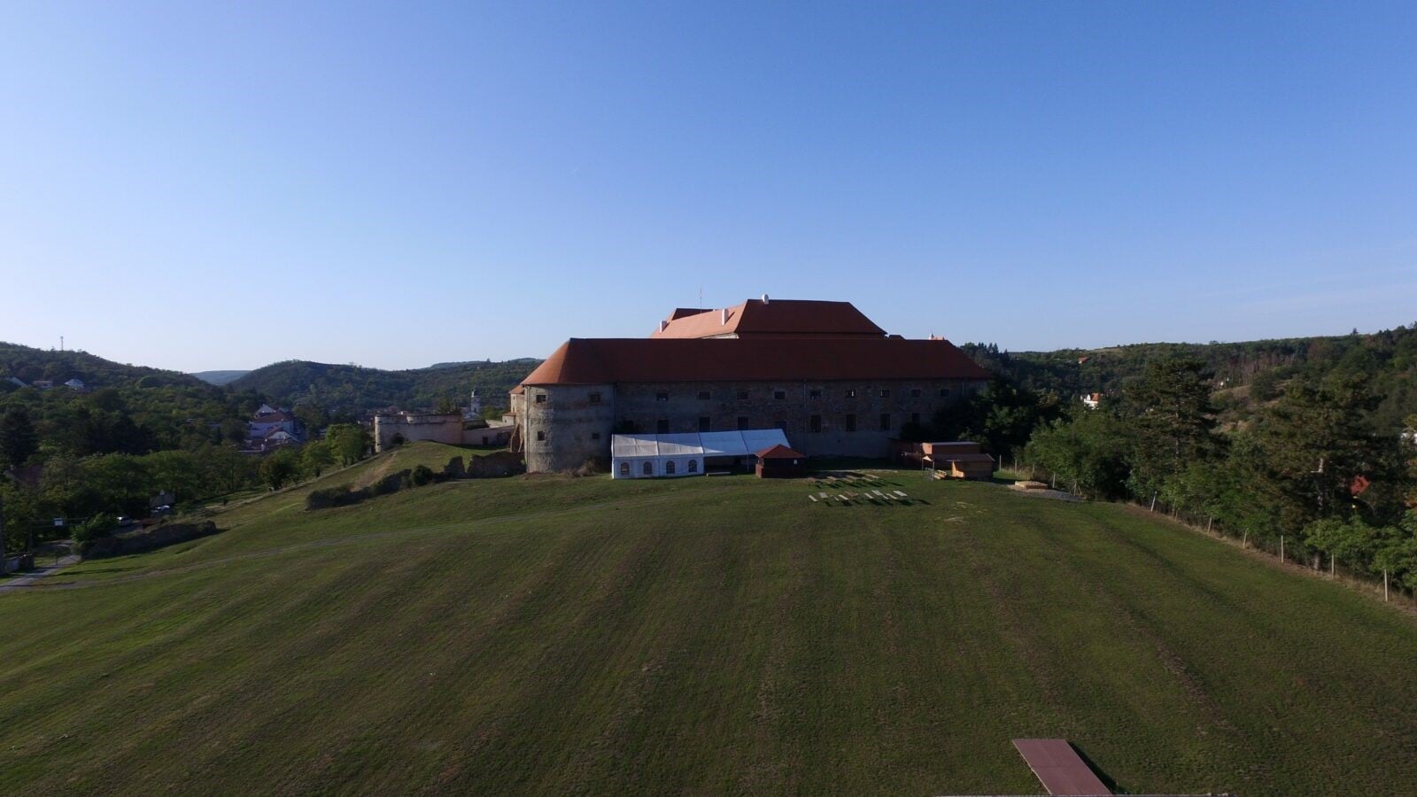 Hrad a zámek Dolní Kounice má velký areál