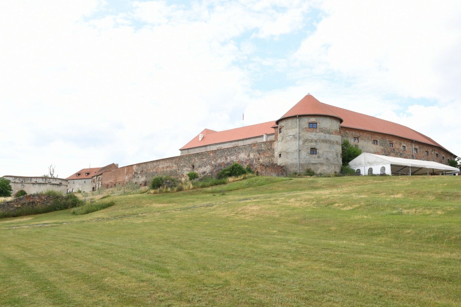 Hrad a zámek Dolní Kounice má velký areál